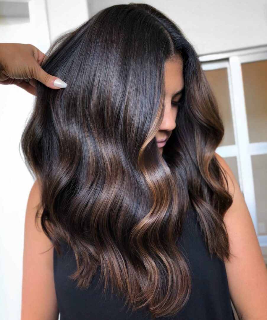 10 ideas para el pelo castaño oscuro con mechas que añaden dimensión y ...
