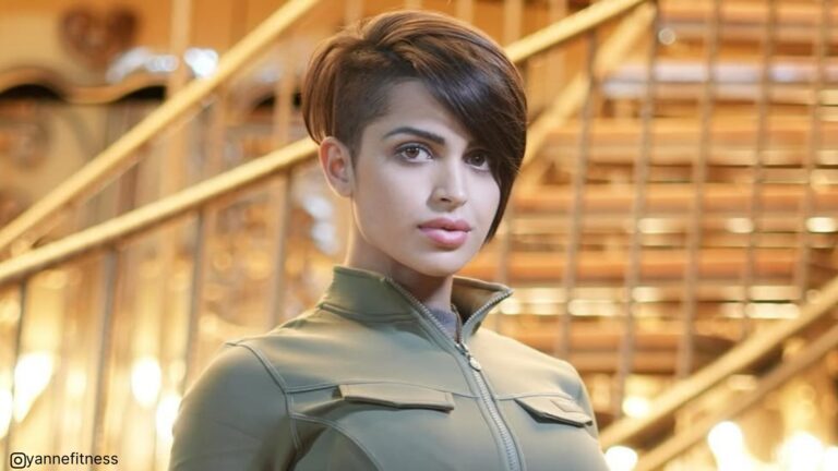 cheveux courts avec frange sur le côté