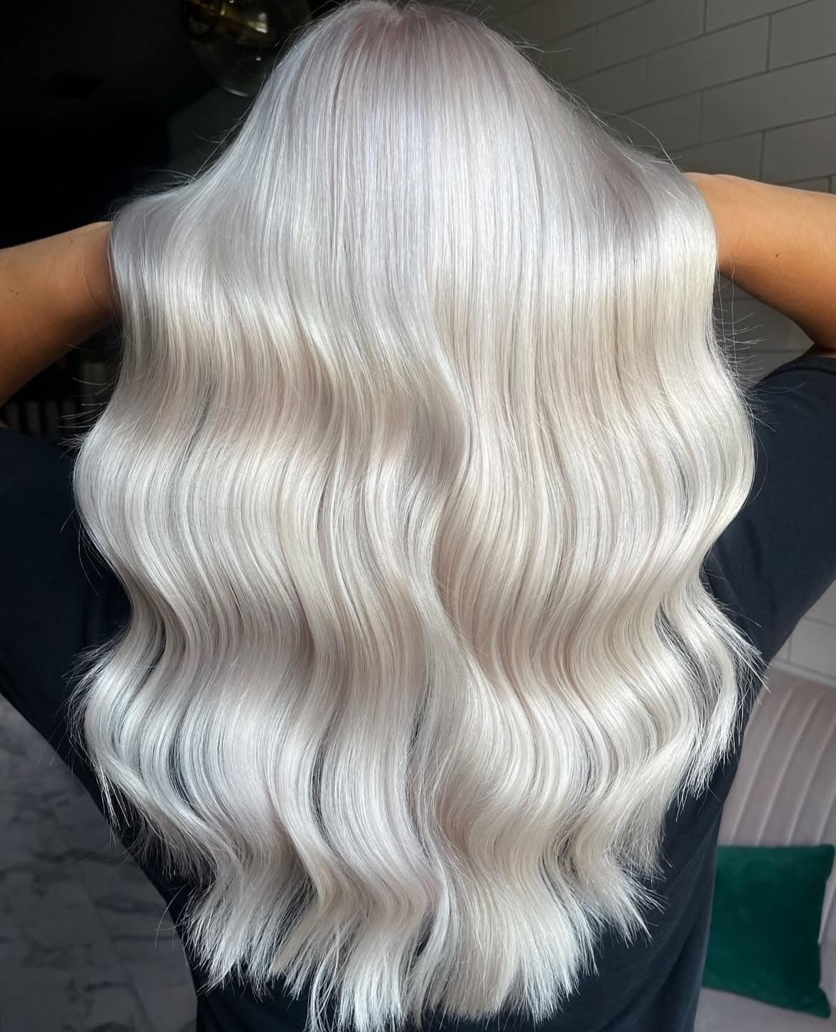 Cheveux blonds platine