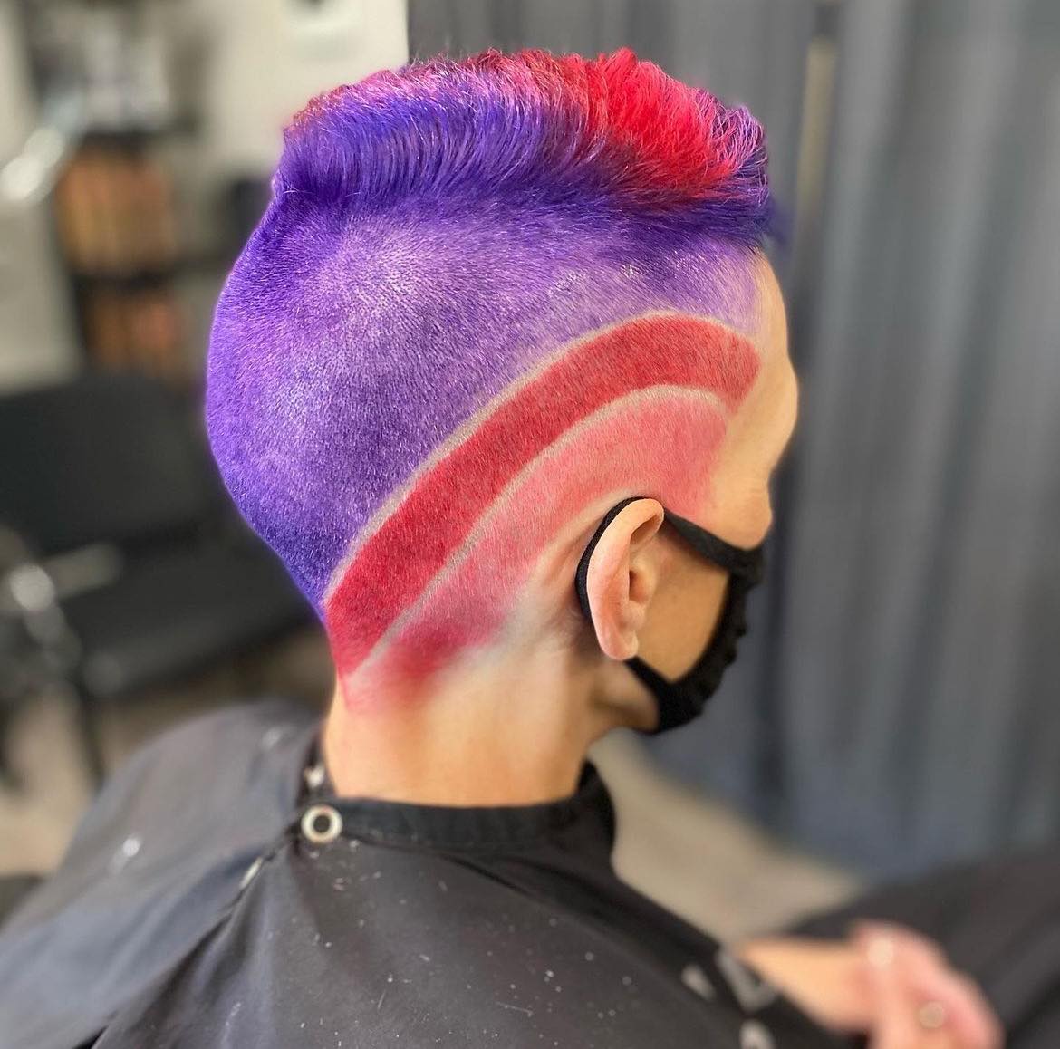 Coupe de cheveux colorée et décolorée