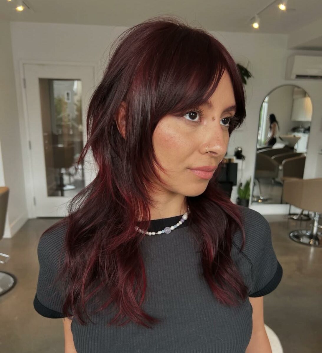 10 cortes de pelo a capas con flequillo cortina que elevarán tu look a ...