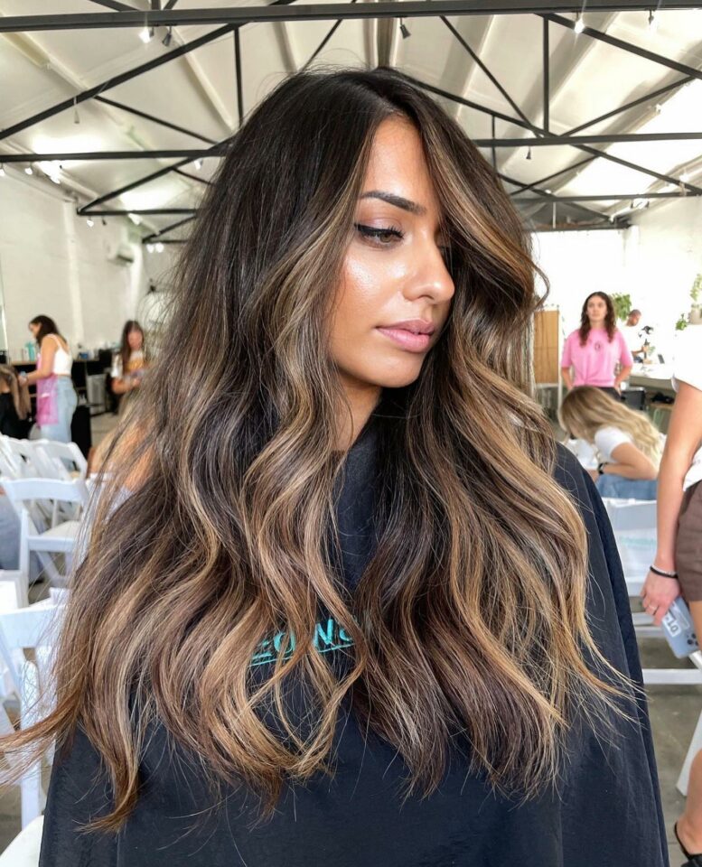 10 ideas para el pelo castaño oscuro con mechas que añaden dimensión y ...