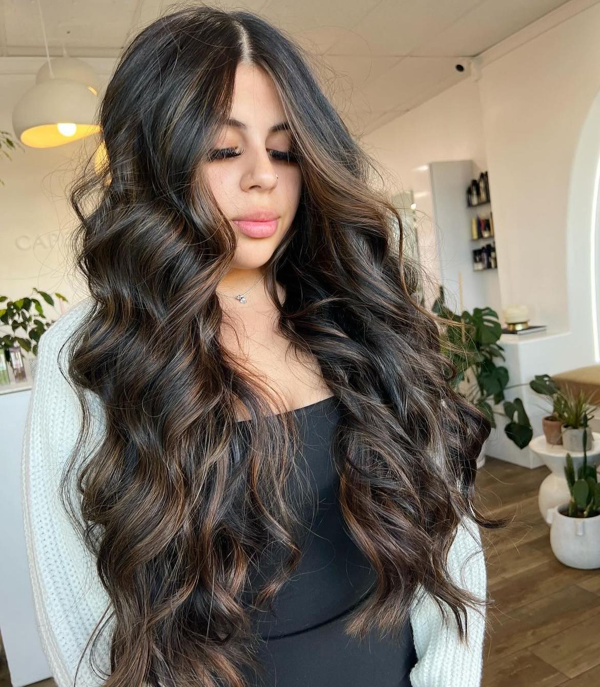 Cheveux noirs avec balayage brun miel