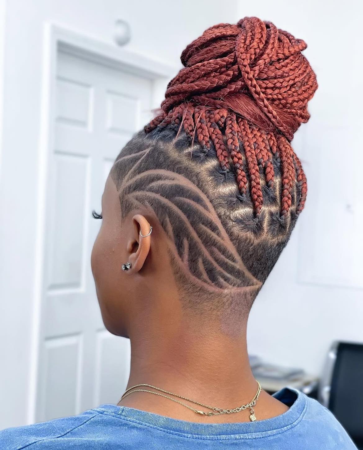 Coupe de cheveux décolorée avec tresses