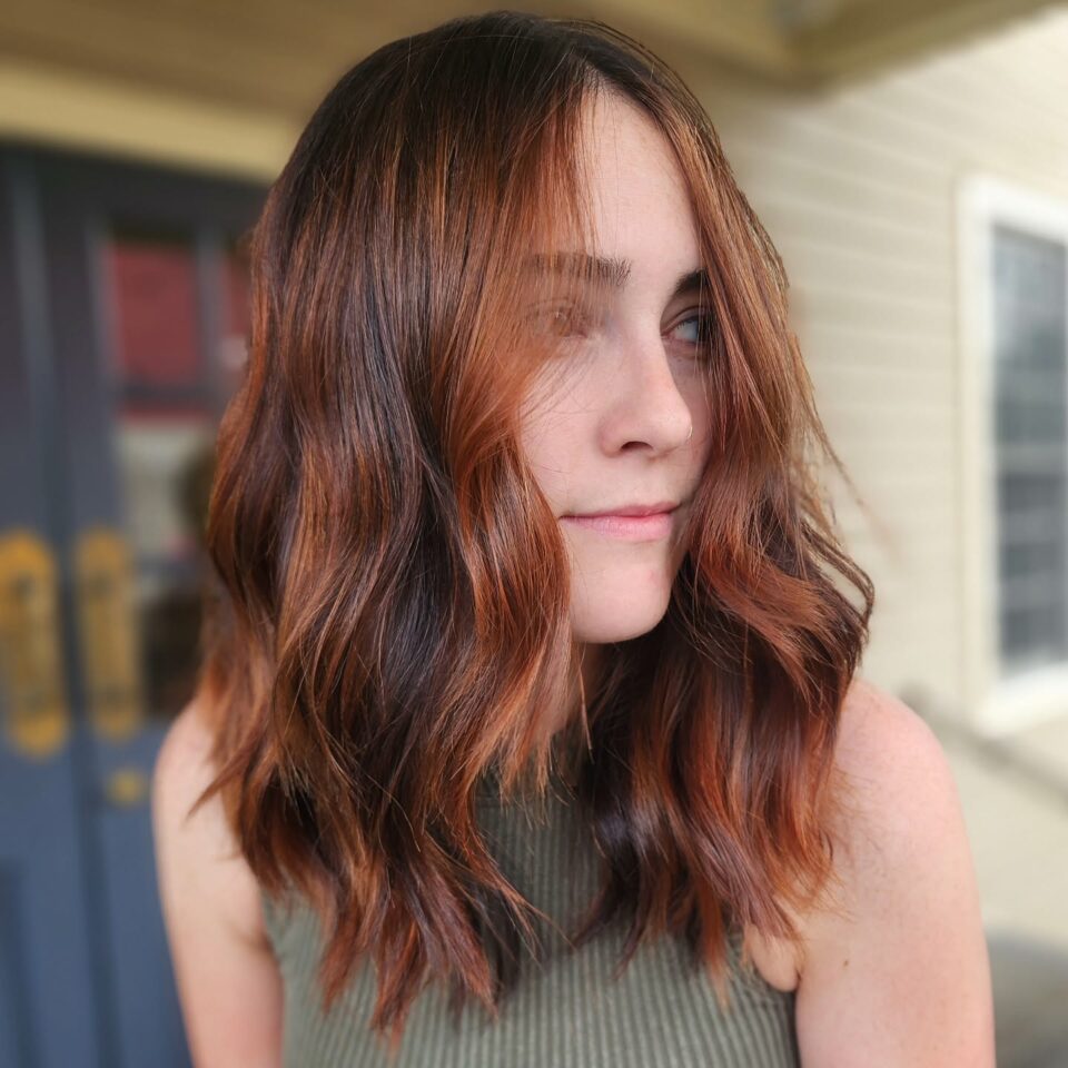 10 ideas para el pelo castaño oscuro con mechas que añaden dimensión y ...