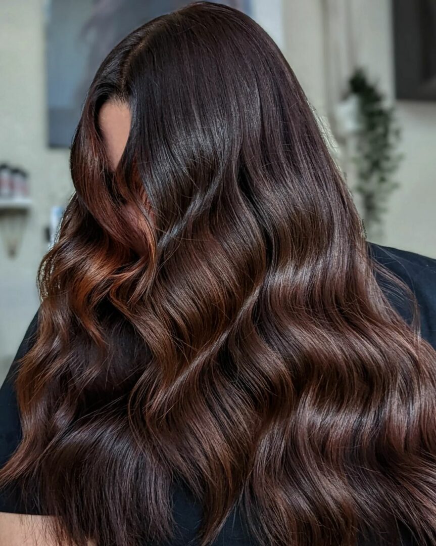 10 ideas para el pelo castaño oscuro con mechas que añaden dimensión y ...