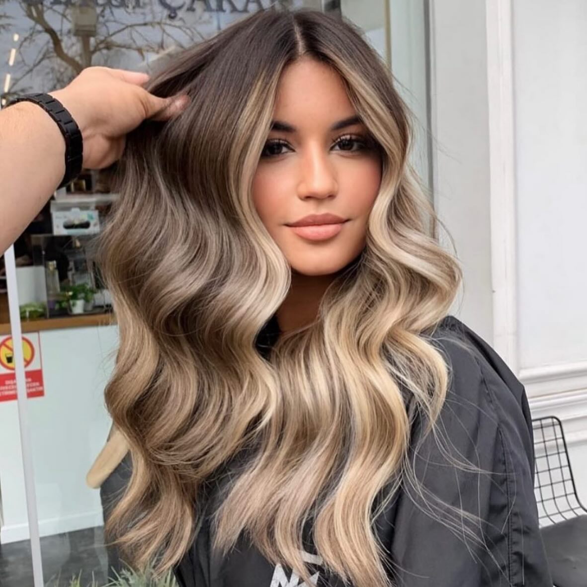 balayage marrone e biondo con pezzi di denaro