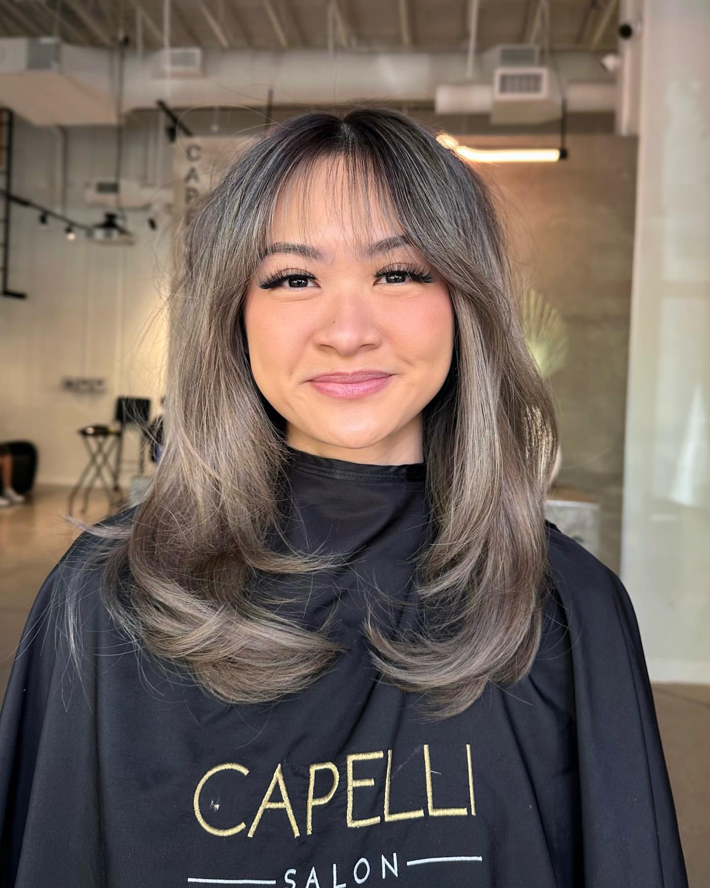 cheveux moyens avec de longues couches et une frange ondulée