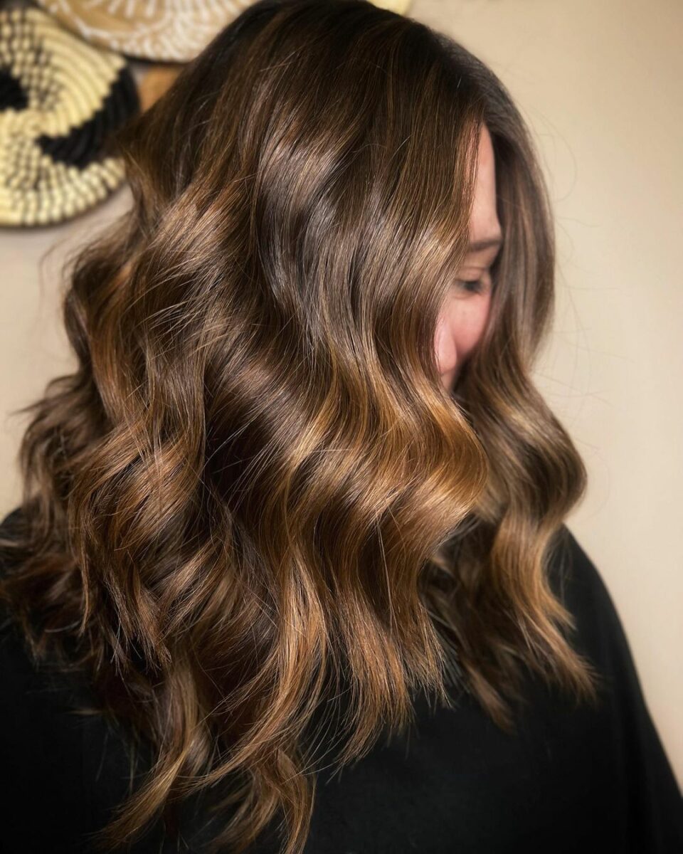10 ideas para el pelo castaño oscuro con mechas que añaden dimensión y ...
