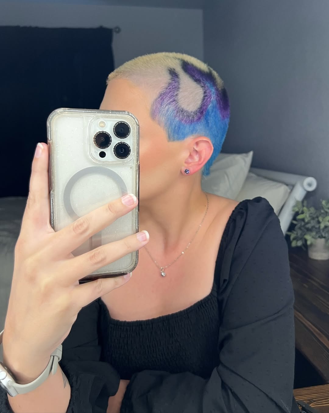 Coupe bouclée blonde avec motif bleu violet