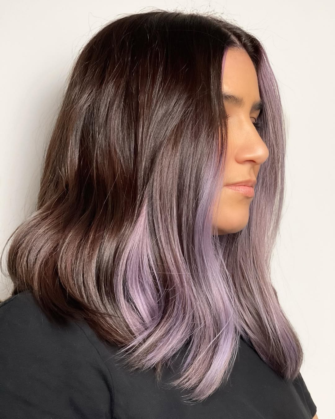 Cheveux bruns avec mèches violettes à l'avant