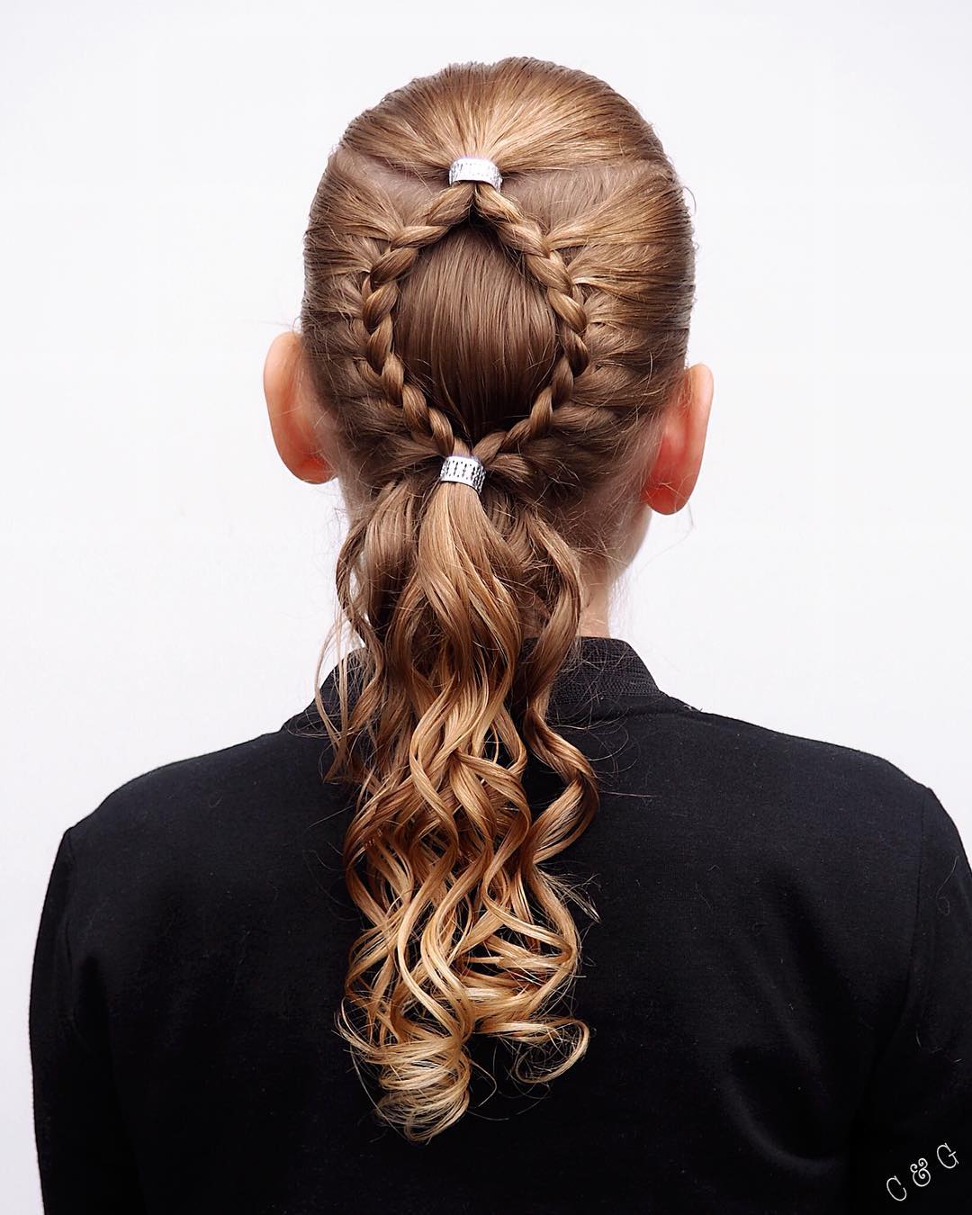 Coiffure décontractée avec queue de cheval tressée et boucles 