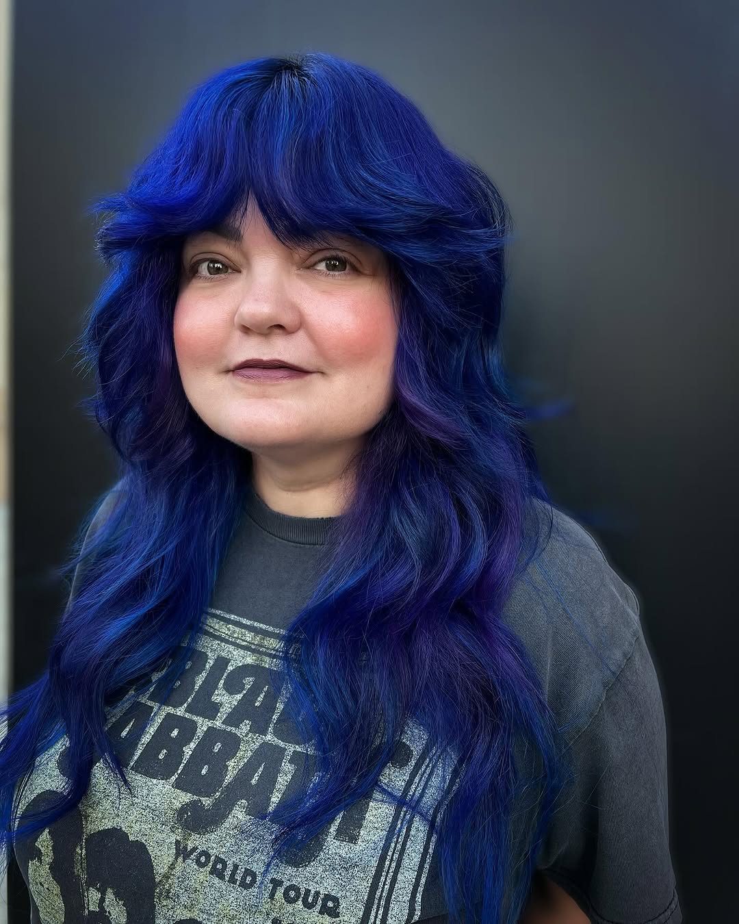 Corte de cabelo comprido e desgrenhado azul escuro