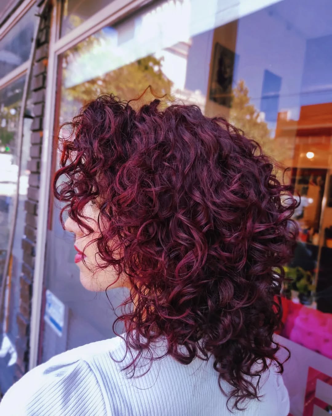 Cheveux bouclés cerise foncée