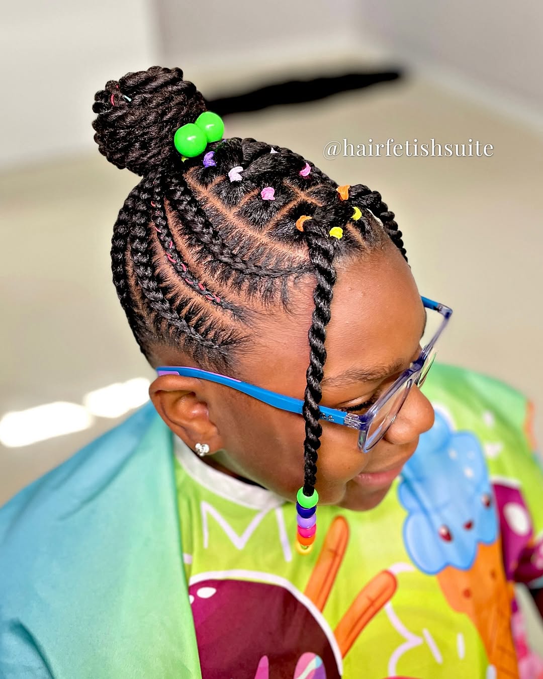 Divertido moño con trenzas y abalorios