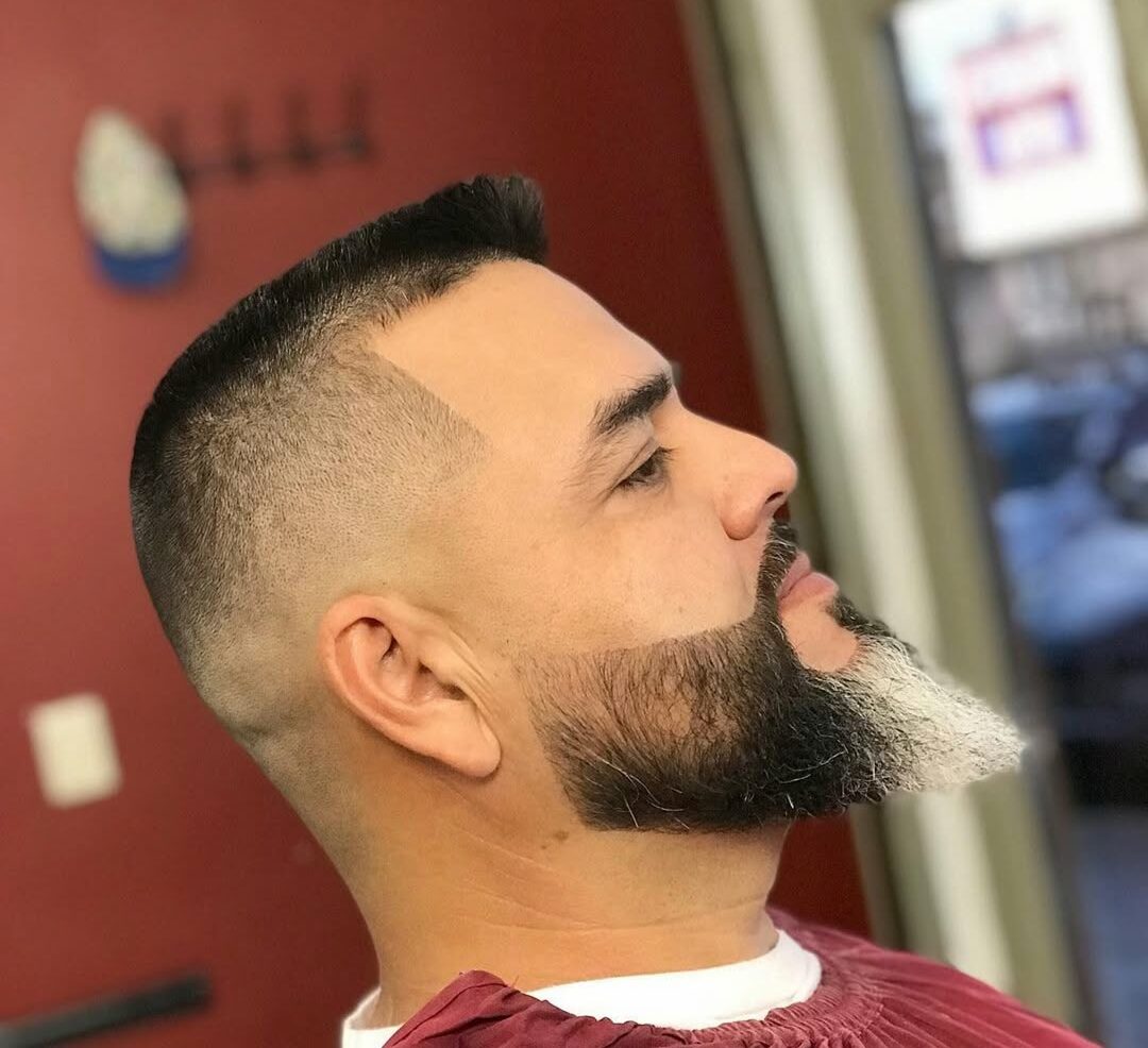 Alto e apertado com a barba 