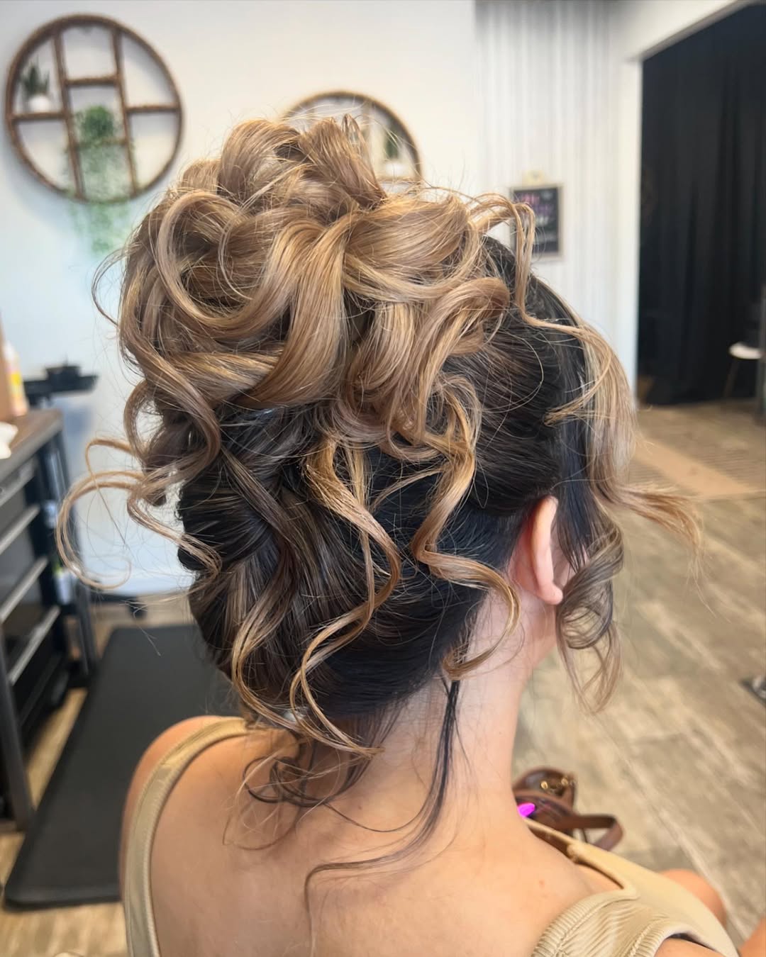 chignon alto e disordinato