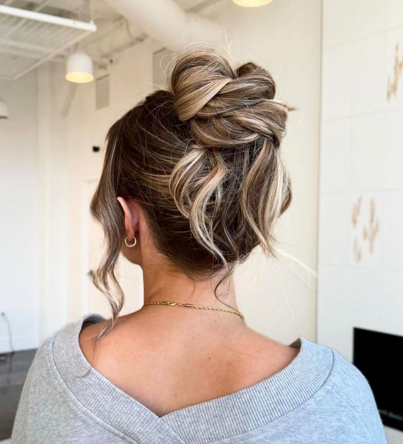 Chignon disordinato con mèches