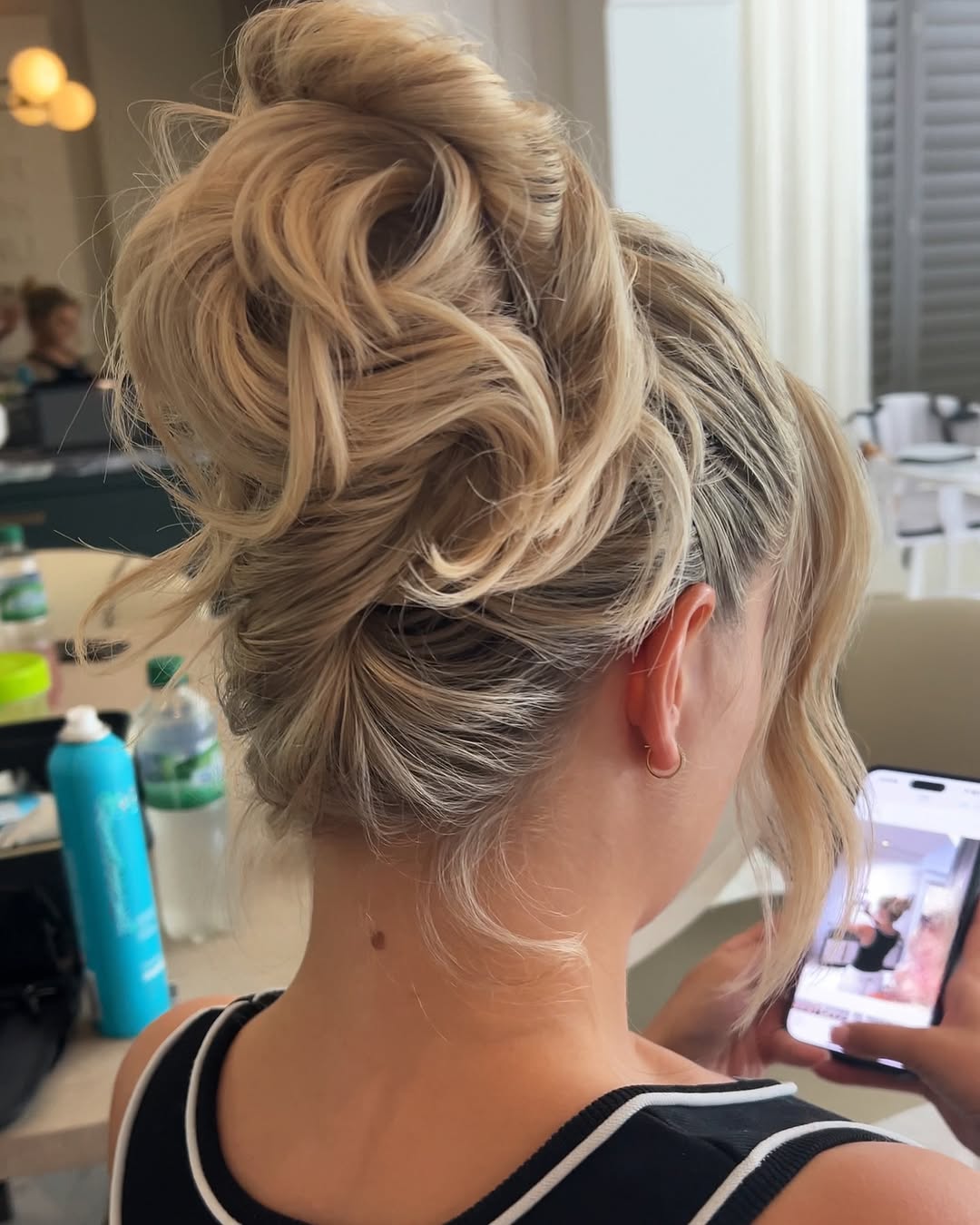 chignon alto e disordinato