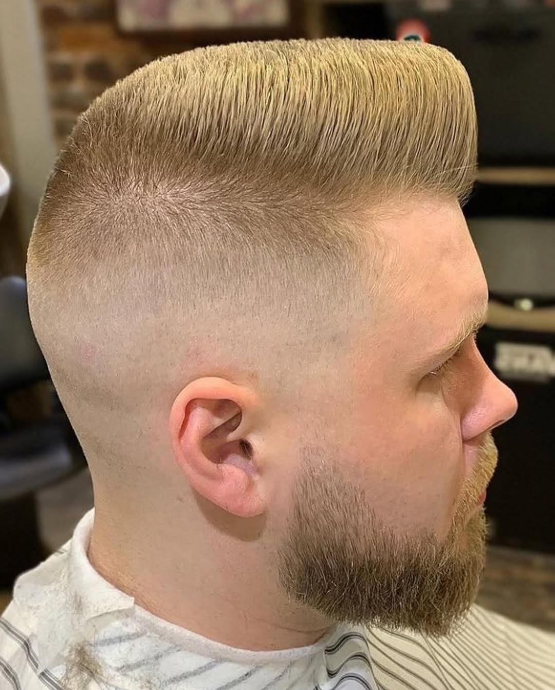 Pompadour Estilo Alto y Ceñido