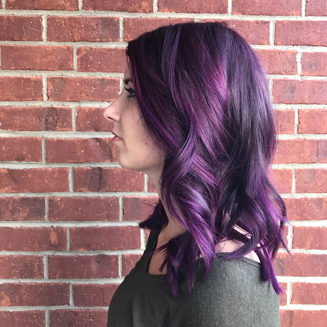 Violet brillant sur cheveux foncés