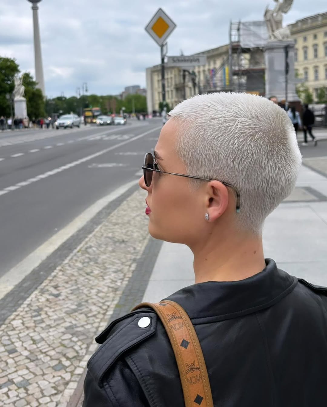 Corte à escovinha loiro branco