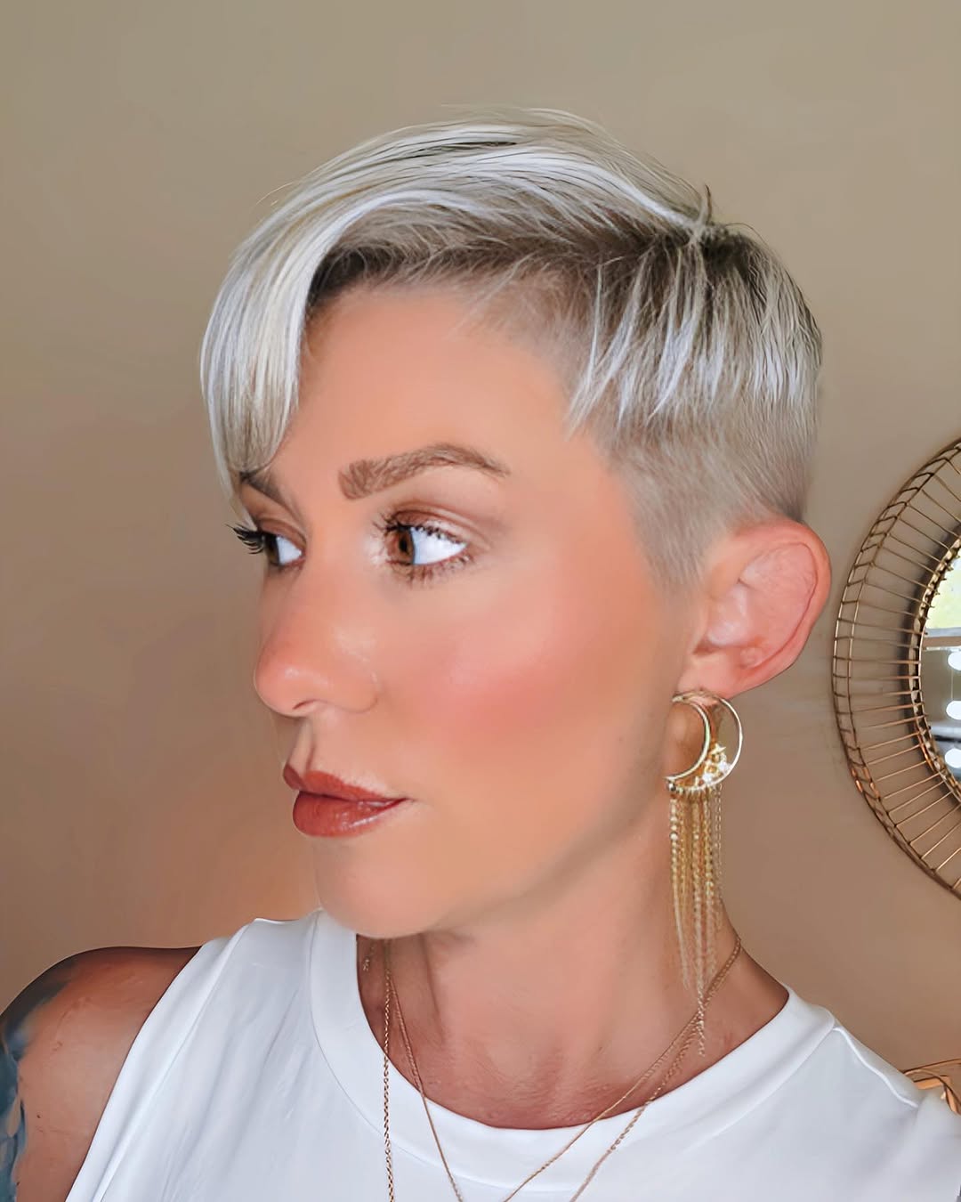 asymmetrische pixie cut voor vrouwen boven de 50 met dun haar