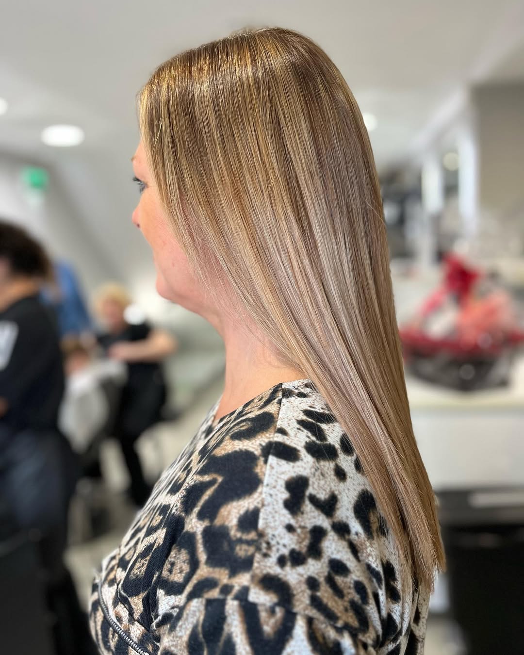 cheveux bruns avec mèches blondes