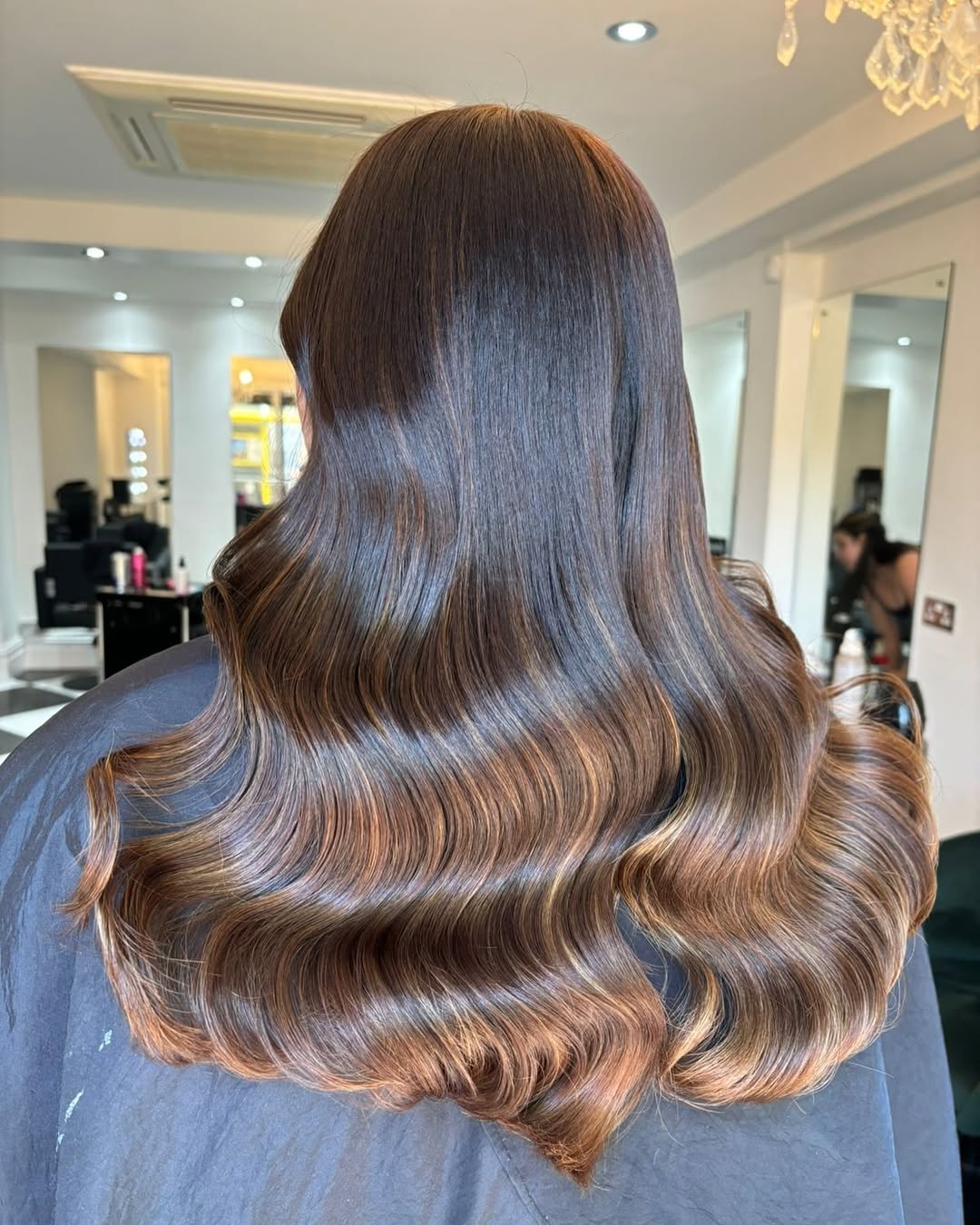 capelli lucidi con balayage marrone cioccolato