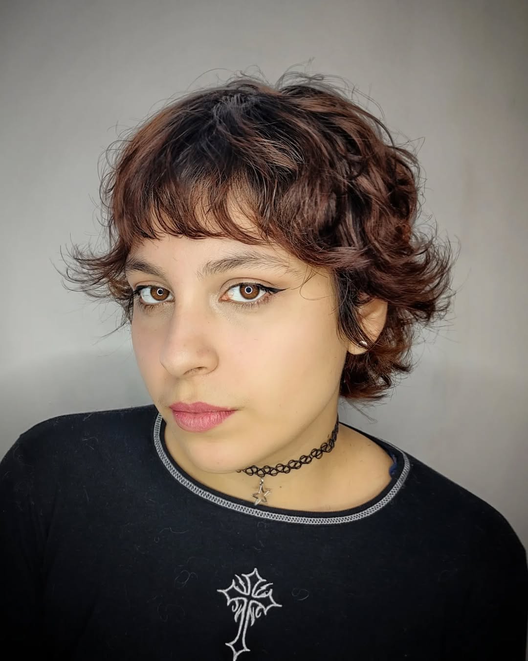 cabelo pixie encaracolado e desgrenhado