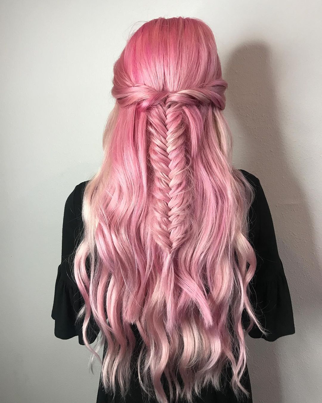 cabelo cor-de-rosa claro entrançado ao meio