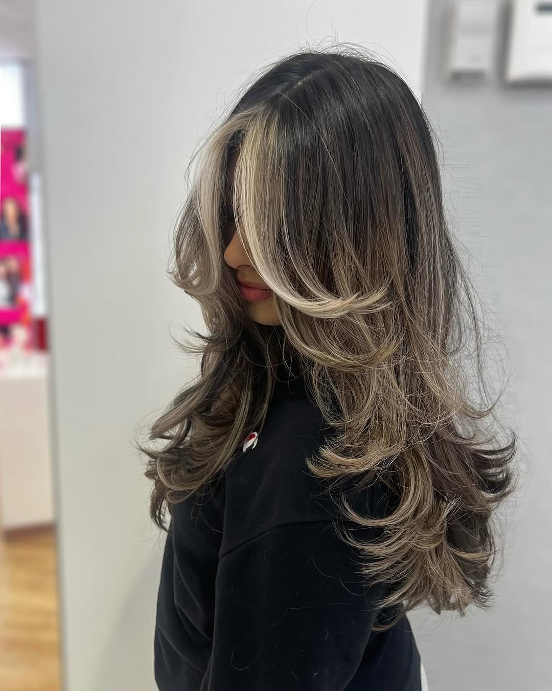 capelli scuri fortemente stratificati con ciocca bionda