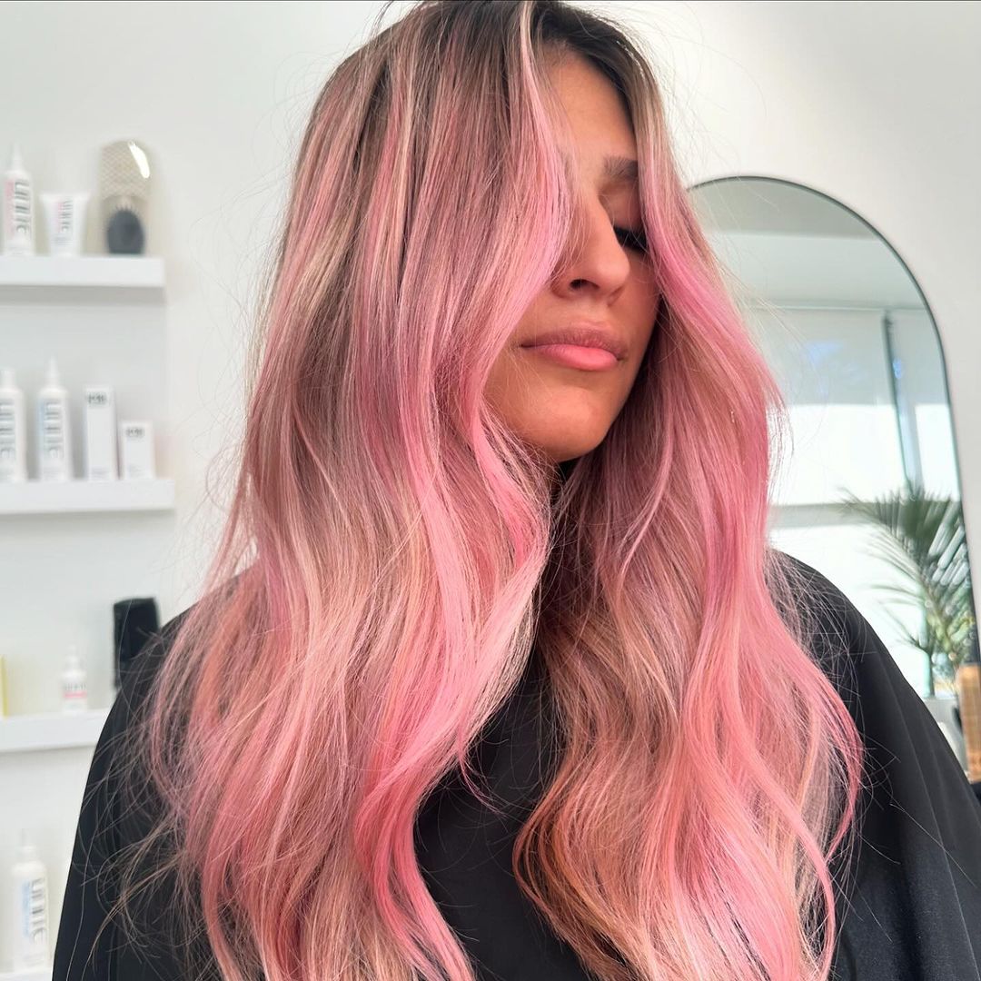 capelli rosa chiaro con radici scure