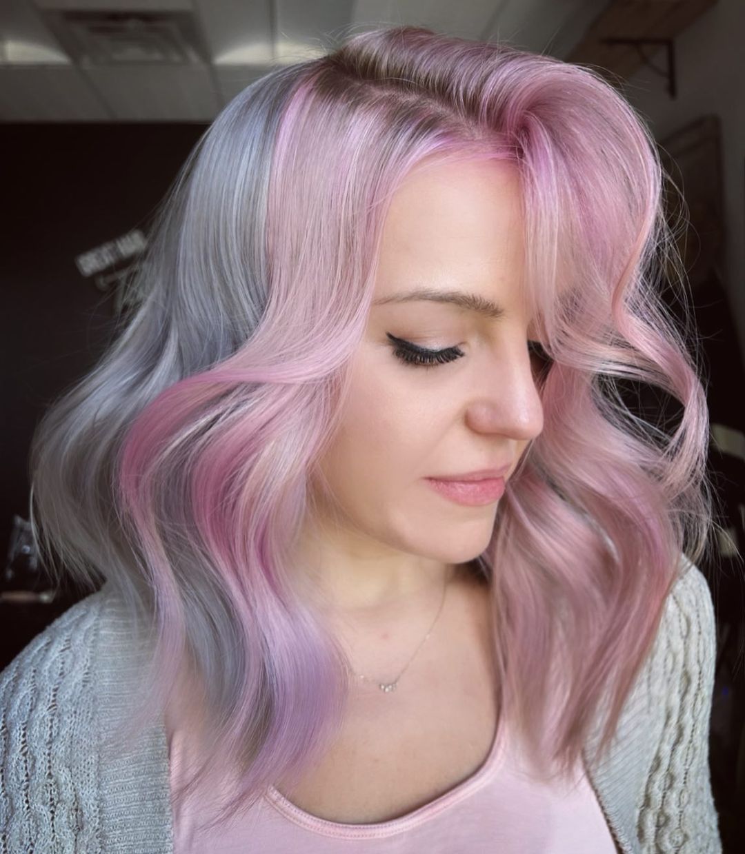 cabelo prateado rosa claro