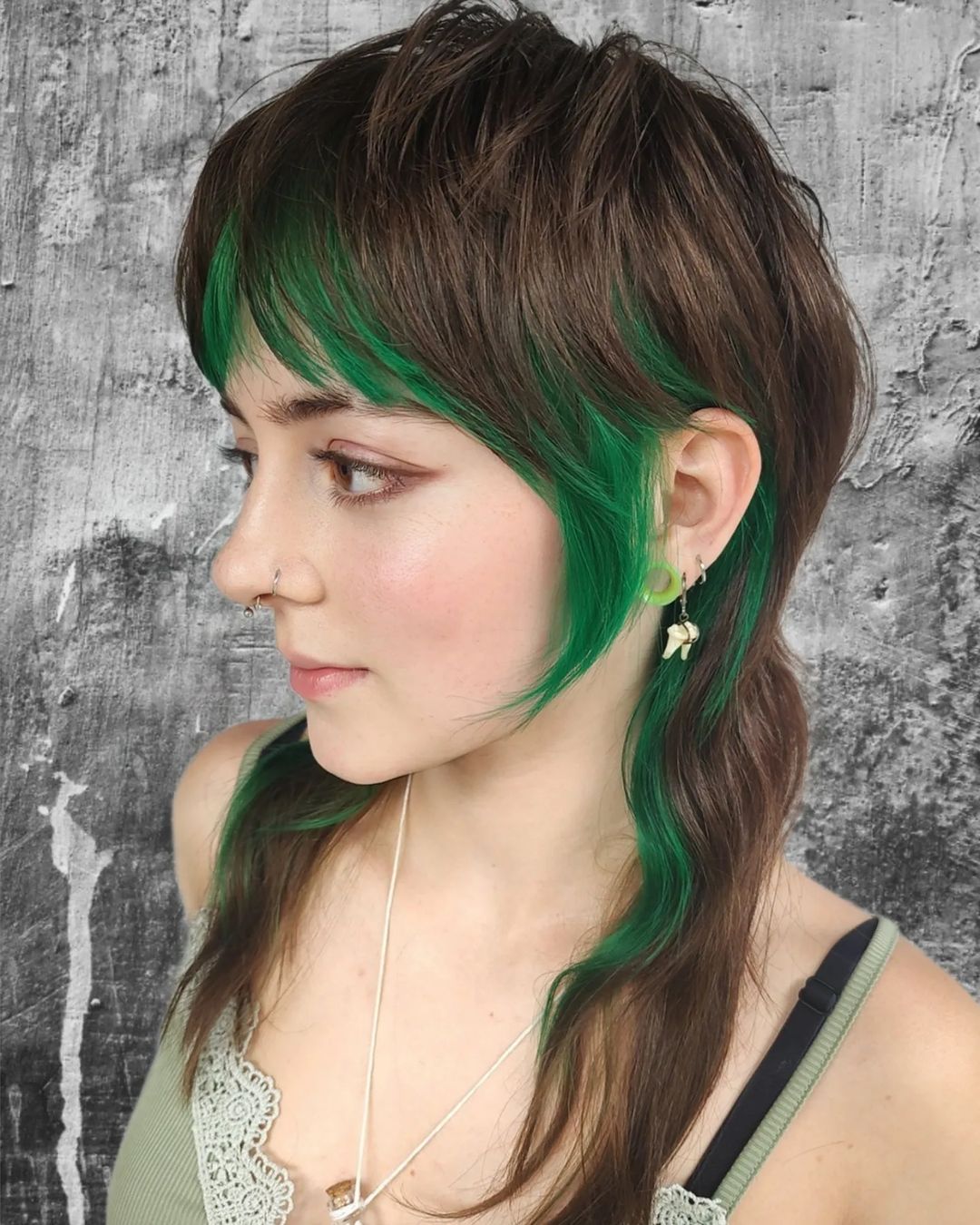 mullet pixie desgrenhado com moeda verde viva