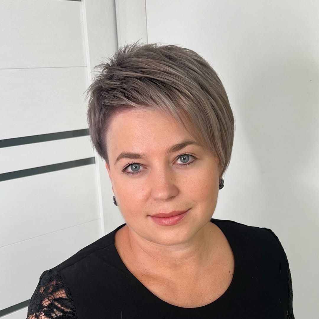 short hairstyle with side bangs for women over 40