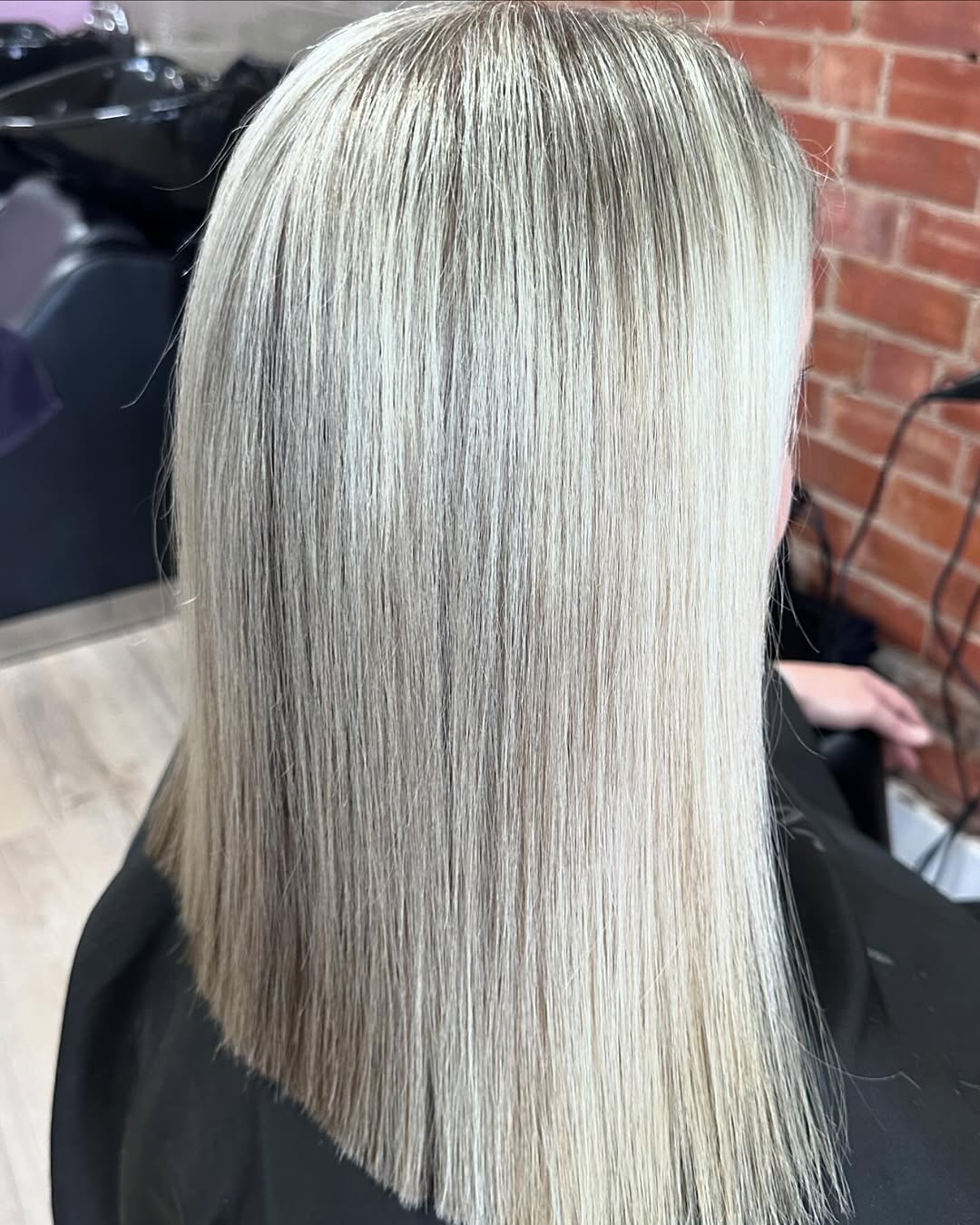 cheveux blonds argentés mélangés