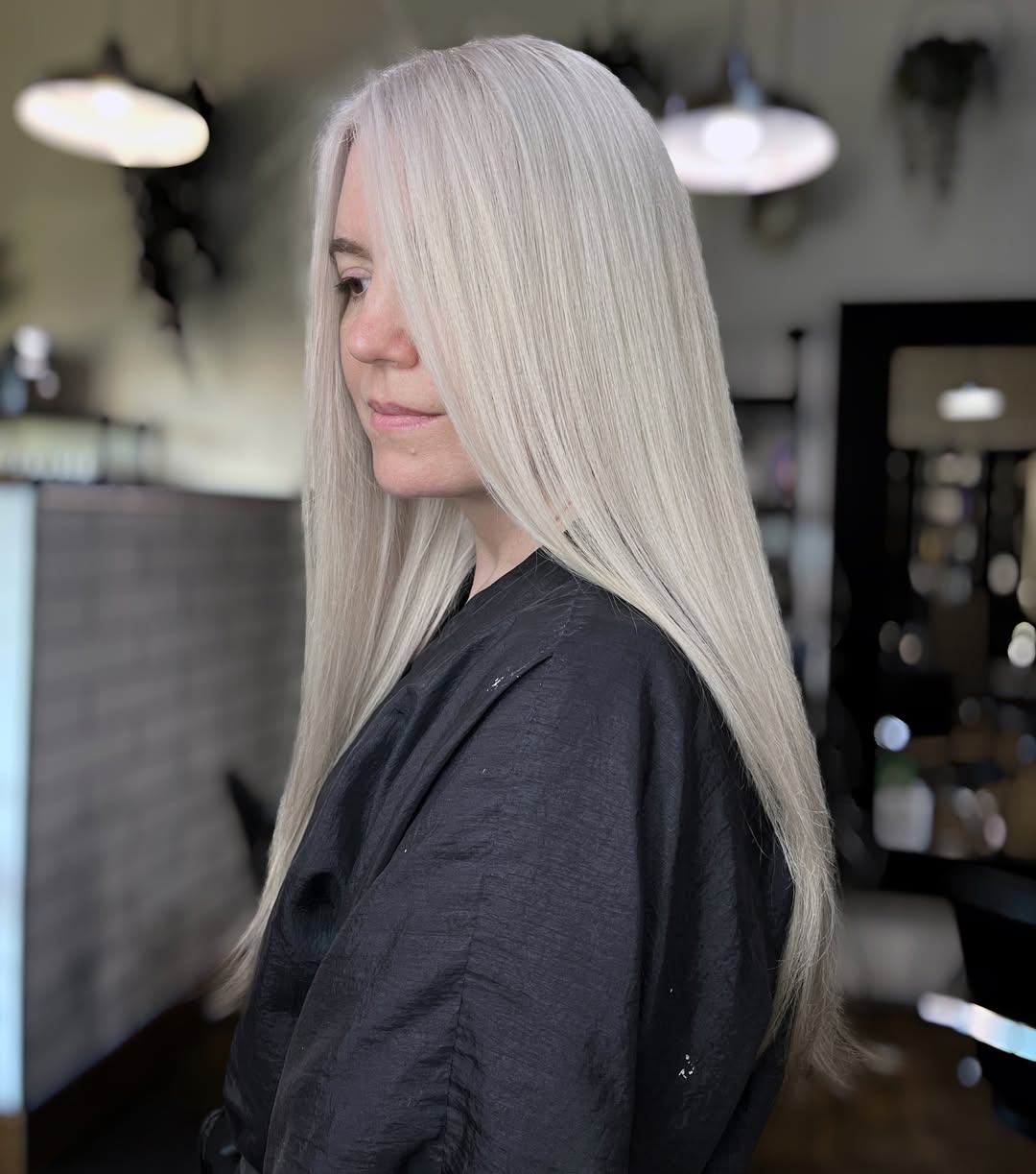 cheveux blonds argentés et raides