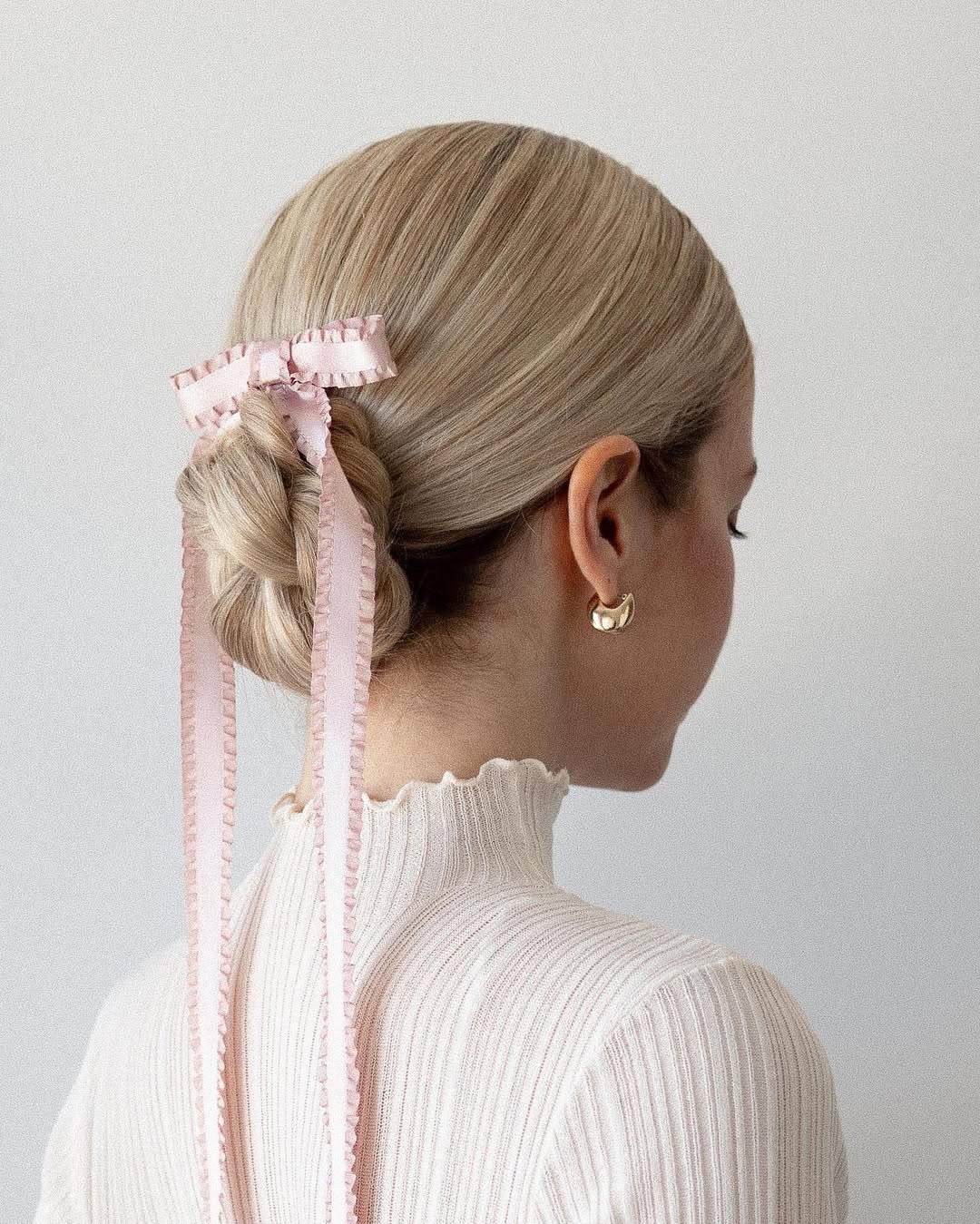 chignon bas élégant avec nœud