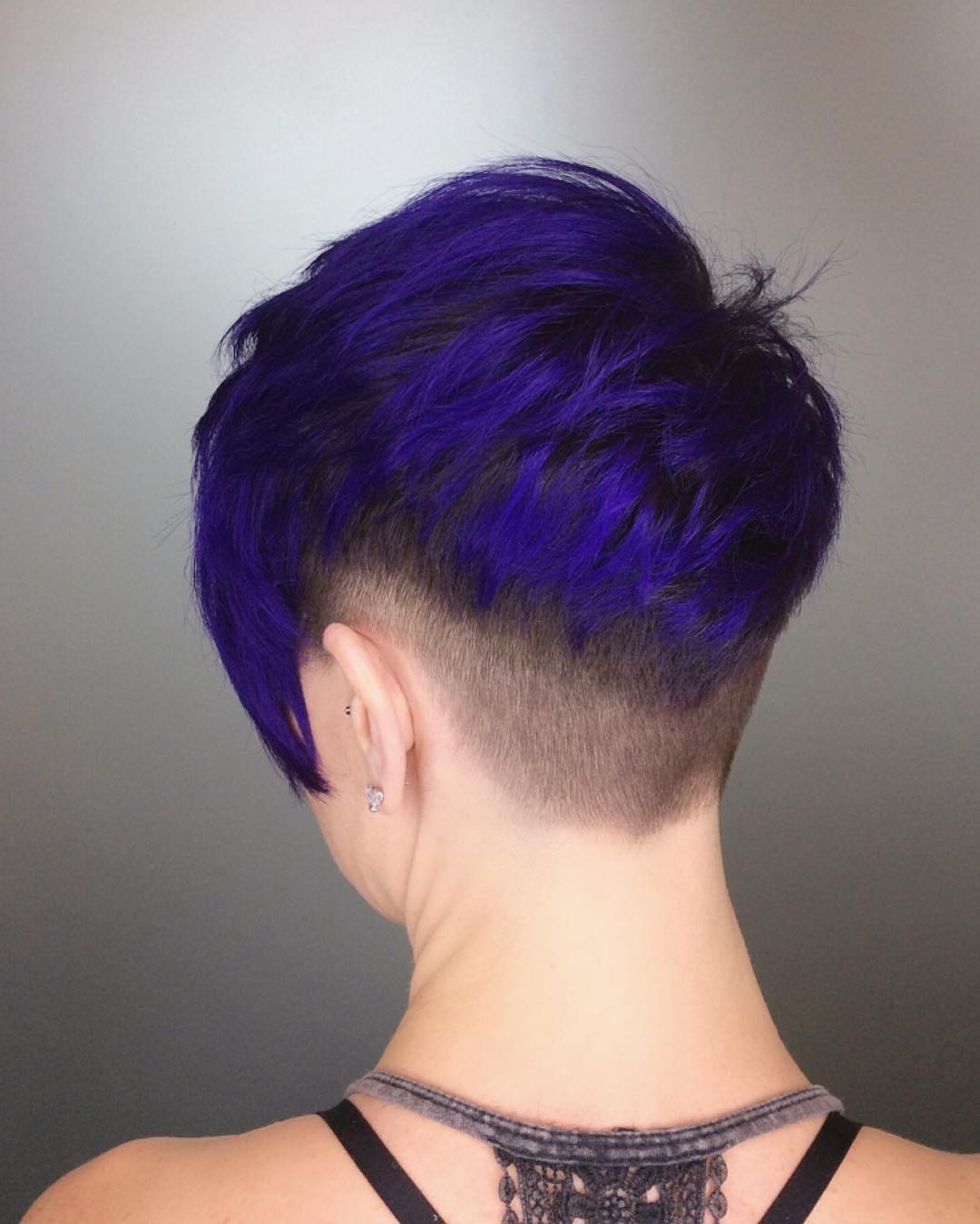 corte pixie longo azul vivo com um corte inferior na nuca