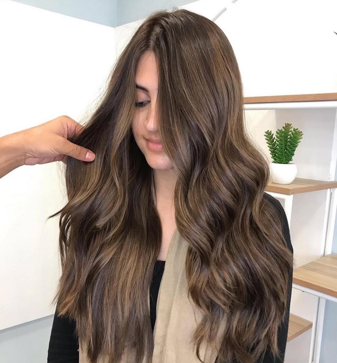 Luces bajas balayage en cabello castaño