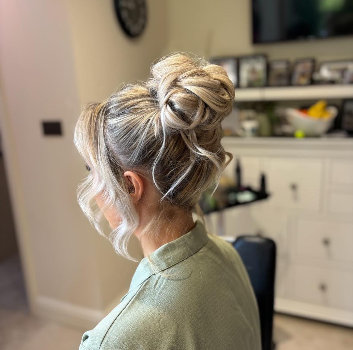 Chignon haut désordonné