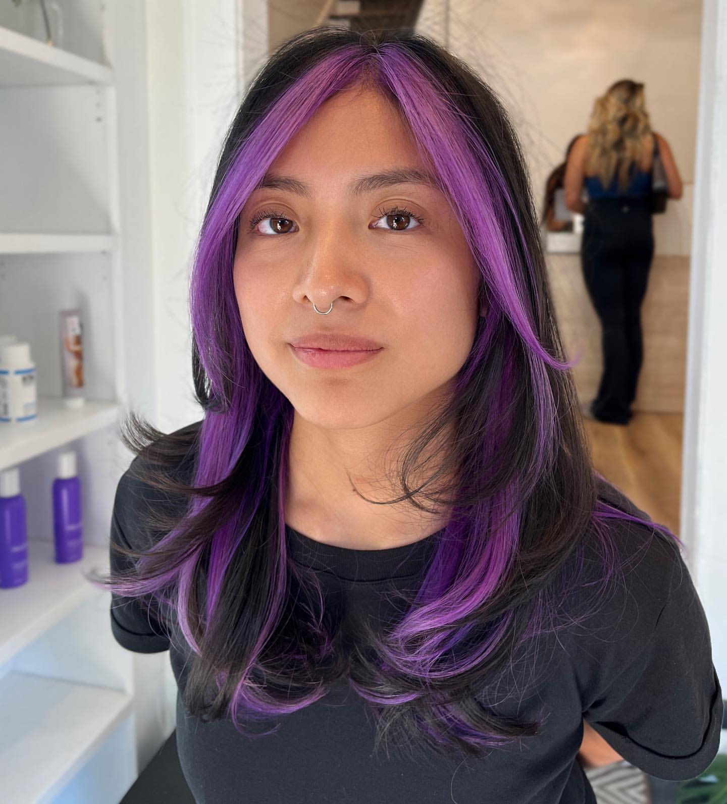 cheveux teints en halo violet