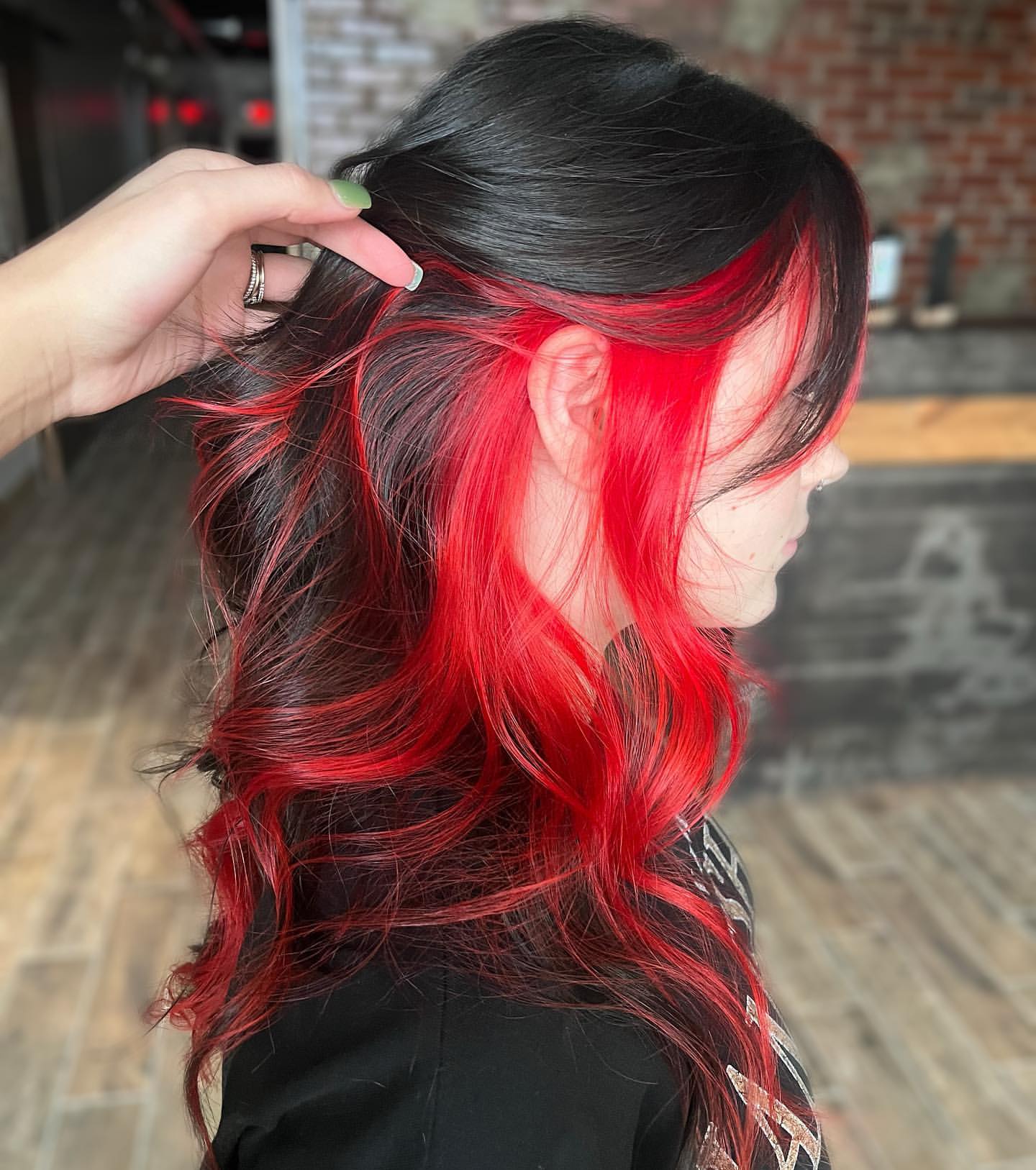 cheveux teints en halo rouge vif