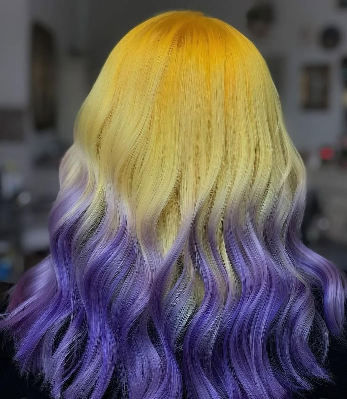 Balayage viola su capelli gialli