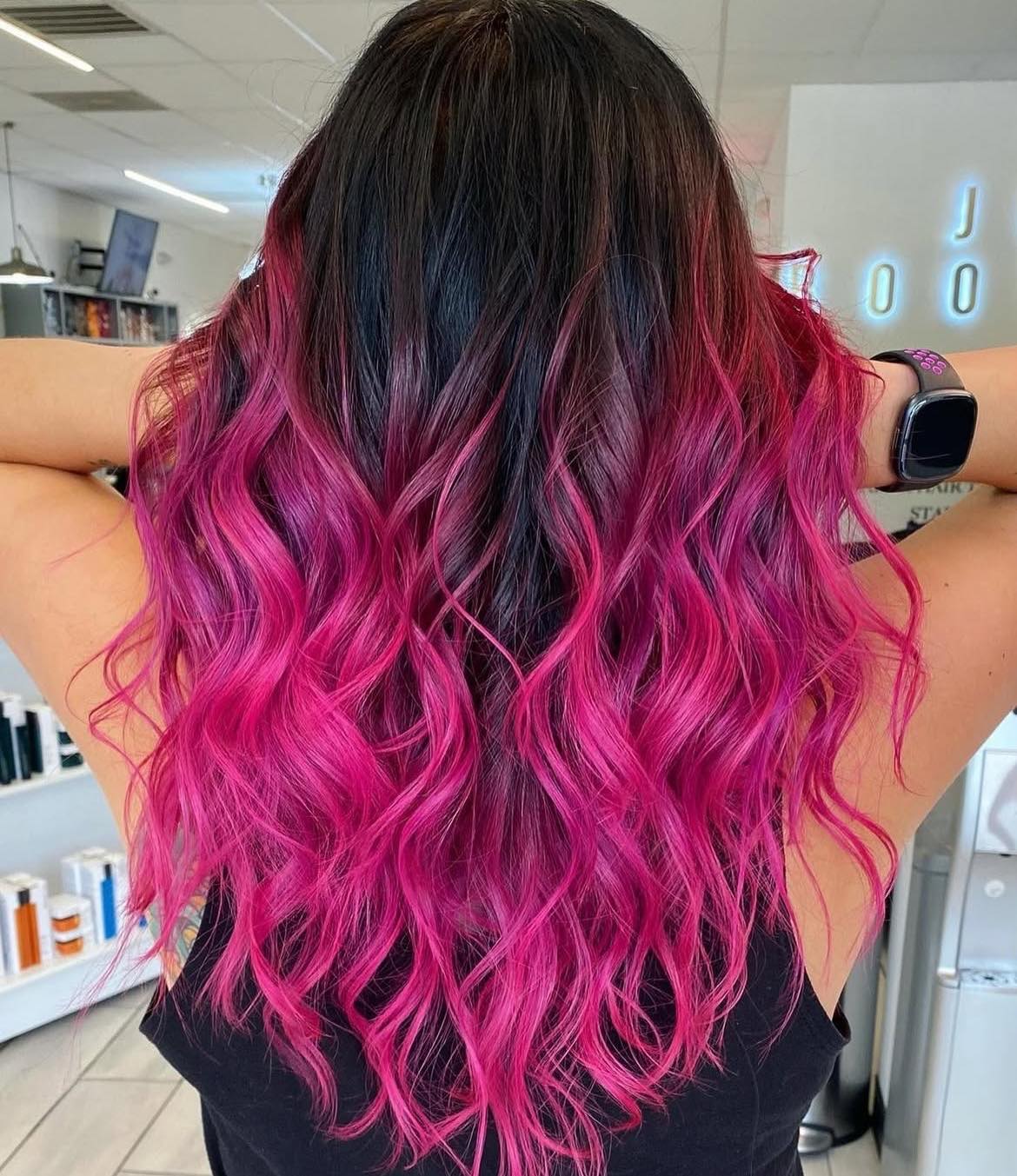 Balayage cor-de-rosa em cabelo escuro