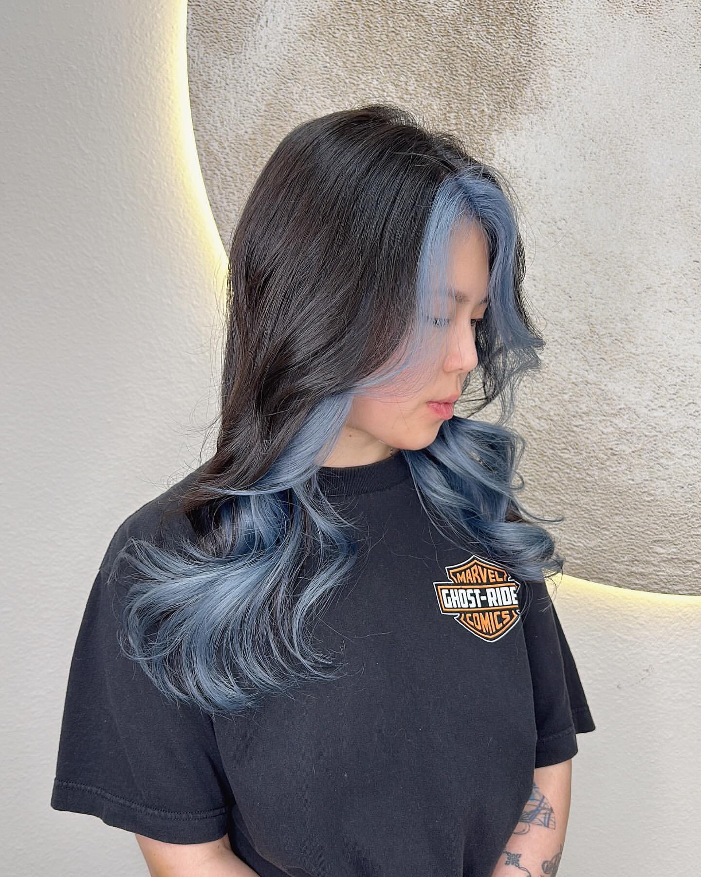 cheveux teints en halo bleu fumé