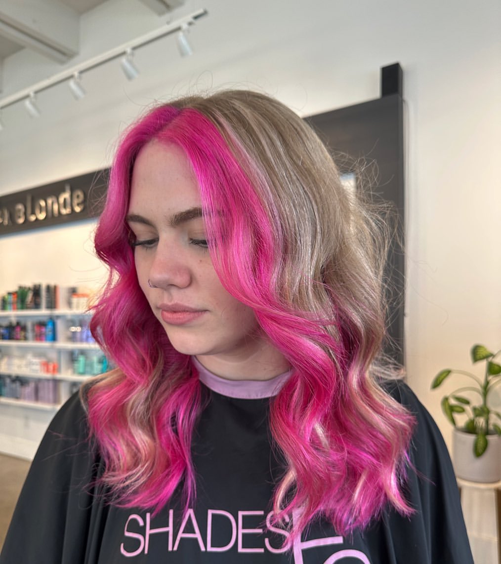 cheveux blonds avec auréole rose vif