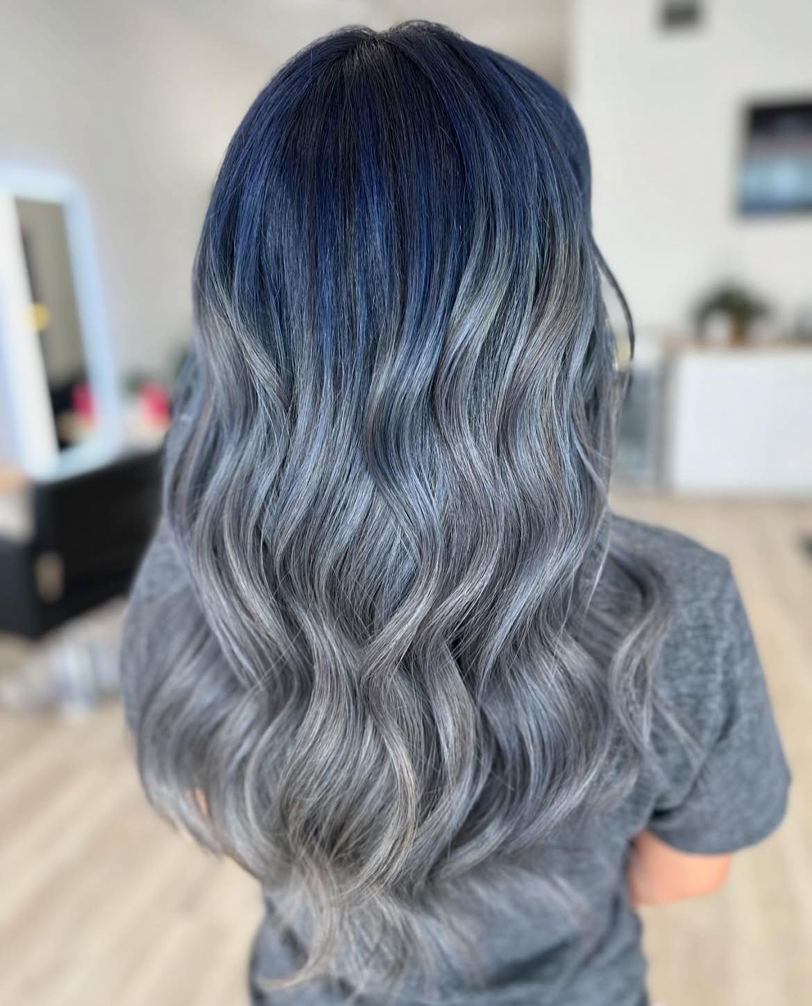 Pelo ceniza y azul metalizado