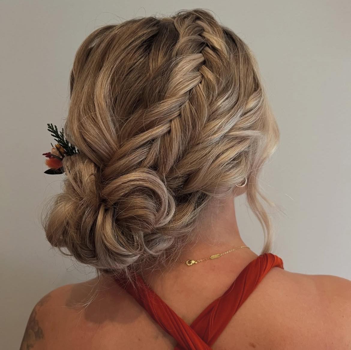 Chignon disordinato con coda di pesce